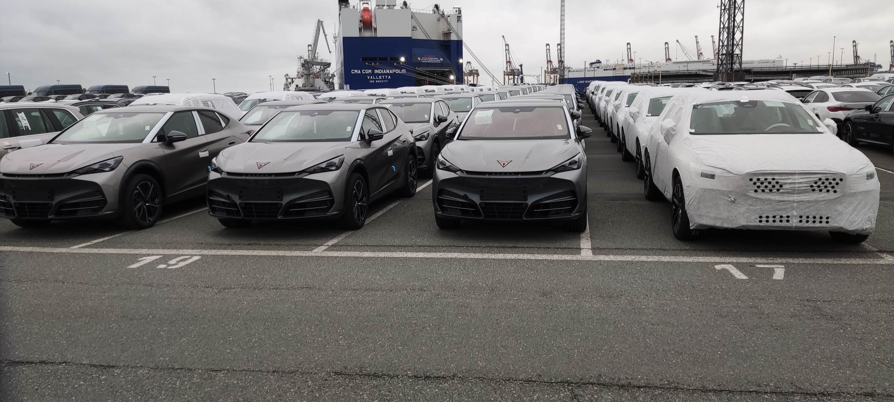 Die Tavis der Hoegh Target in Bremerhaven